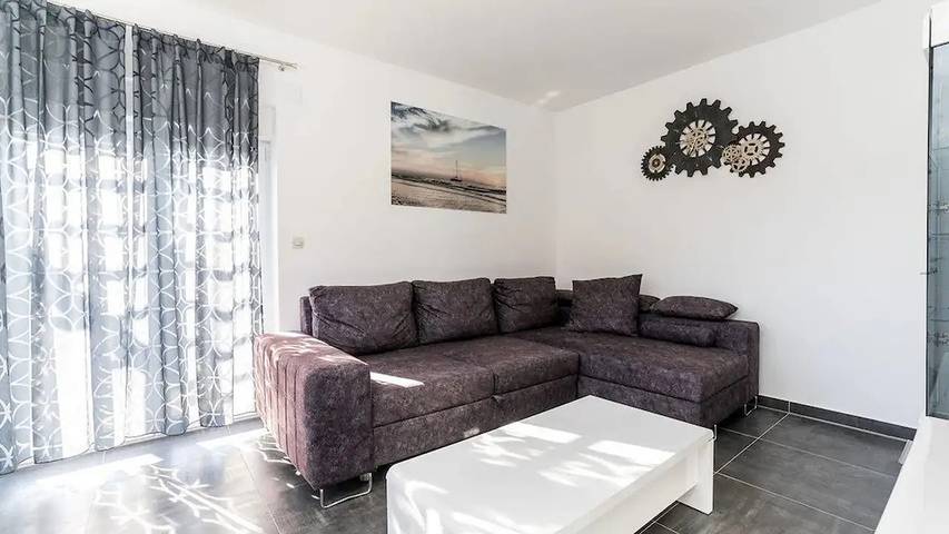 Ferienhaus für 7 Personen, mit Pool und Garten in Obrovac