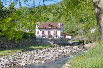 Hôtel pour 3 personnes, avec jacuzzi et sauna ainsi que piscine et jardin à Estérençuby