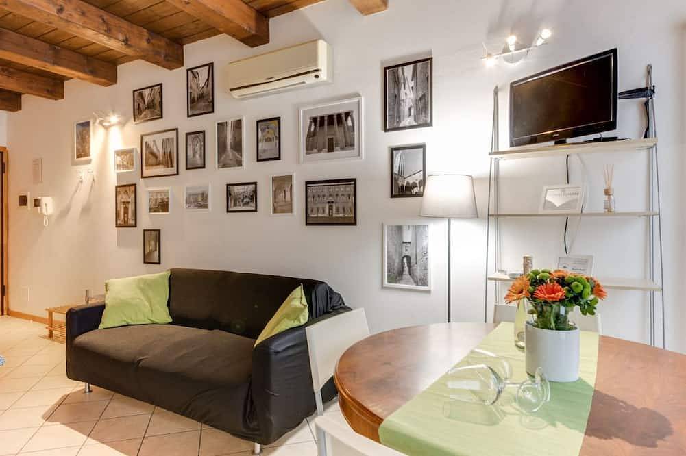 Entire apartment, Studio Mazzini is a comfortable studio apartment on the second floor, a single room partially divided between a living area with an equipped kitchenette and a sleeping area with a double bed.The bathroom has a toilet, sink, and shower.The kitchen is full in Forlì, Forlì-Cesena Province