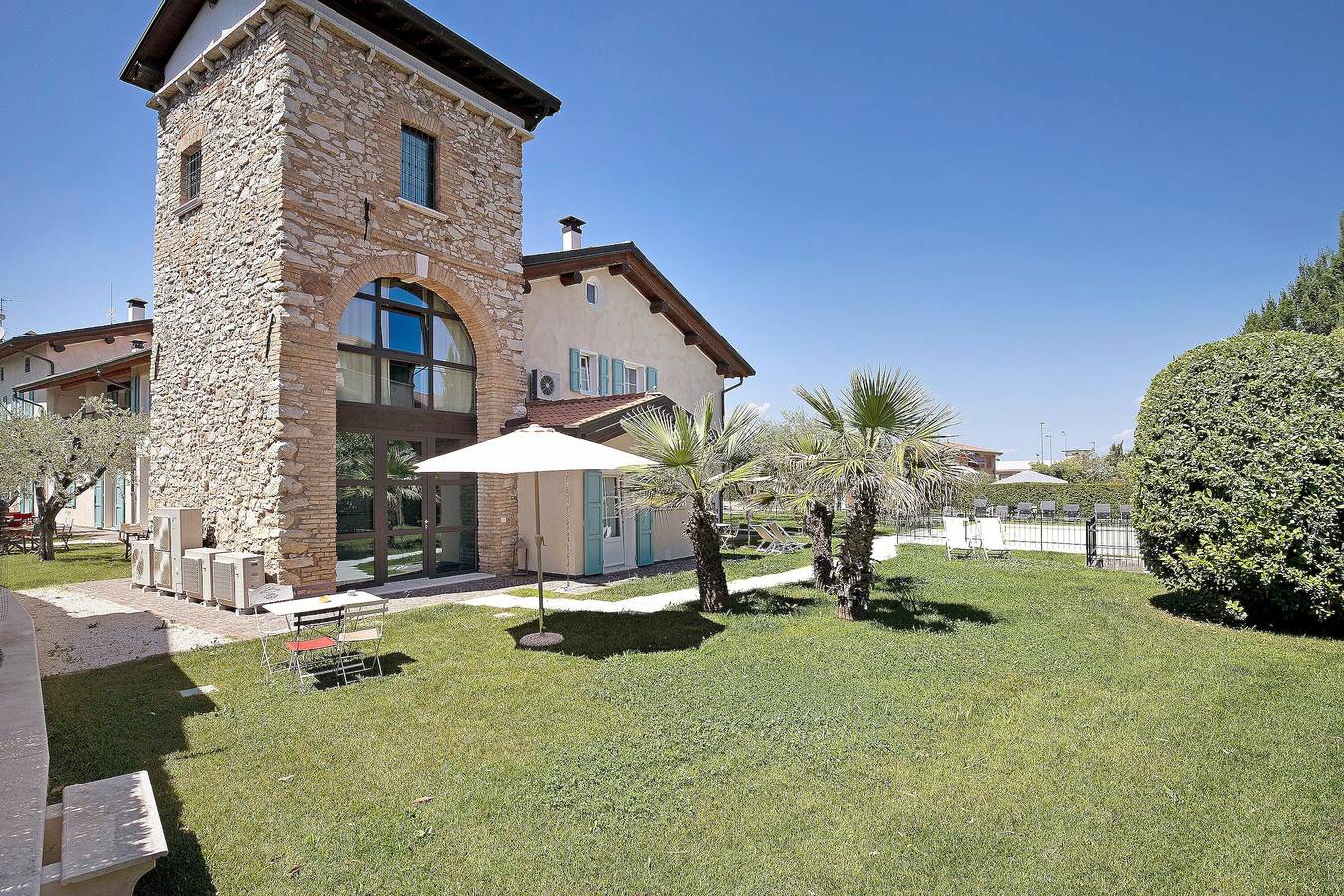 Appartamento intero, Appartamento "Torretta" nella Torre residenziale con Wi-Fi, giardino e piscina in comune in Rivoltella del Garda, Desenzano del Garda