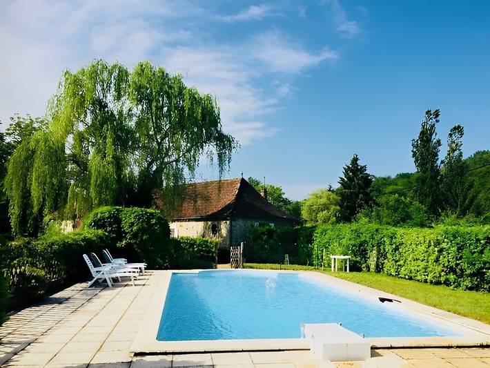 Gîte pour 7 personnes, avec piscine et vue sur le lac ainsi que jardin et terrasse à Les Arques