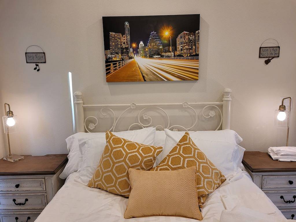 Luxury Downtown Condo - Upstairs Firepit! In The Hot Middle of All The Action! in Austin, Travis County