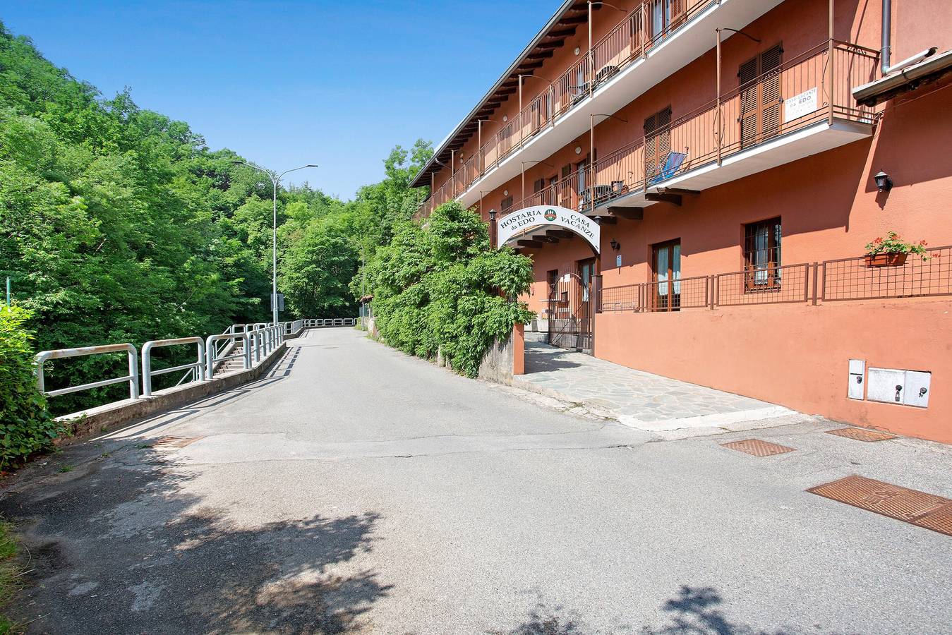 Entire apartment, 'Residence Appartamento Parigi' with Mountain View, Garden & Wi-Fi in Civate, Brianza