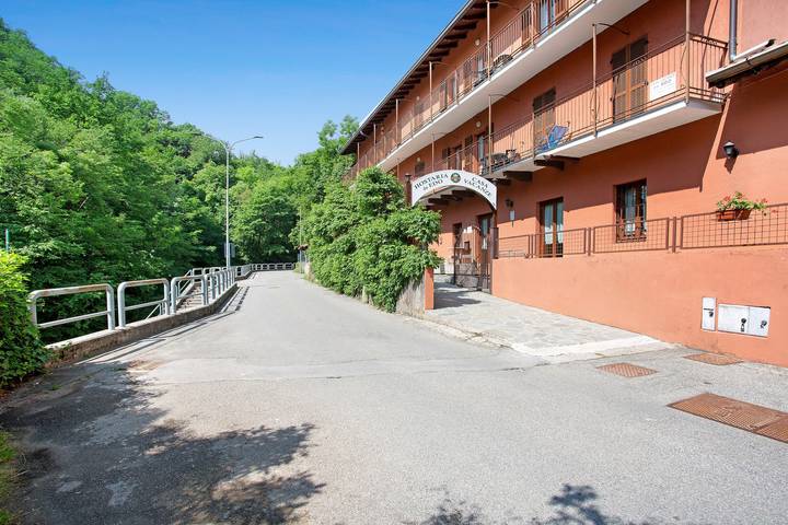 Apartamento inteiro, 'Residence Appartamento Parigi' com vista para a montanha, jardim e acesso Wi-Fi in Civate, Brianza