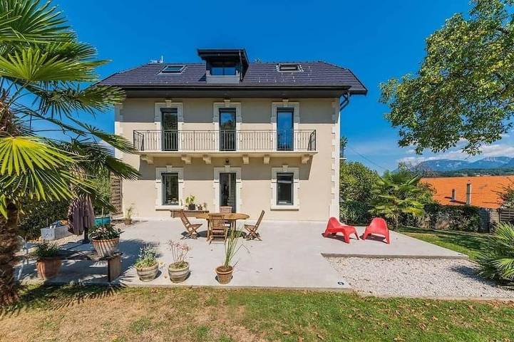 Location de vacances pour 9 personnes, avec balcon et jardin à Charvonnex