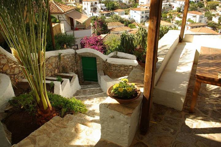 Holiday rental for 6 people, with garden and balcony, with pets in Hydra