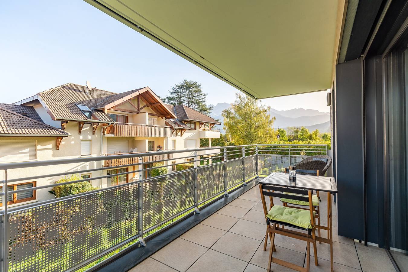 Studio entier, 'Grand Studio Bord du Lac' avec vue sur les montagnes, terrasse et Wi-Fi. in Saint-Jorioz, Parc naturel régional du Massif des Bauges