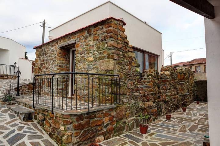 Location de vacances pour 4 personnes, avec Jardin et Piscine dans Pala