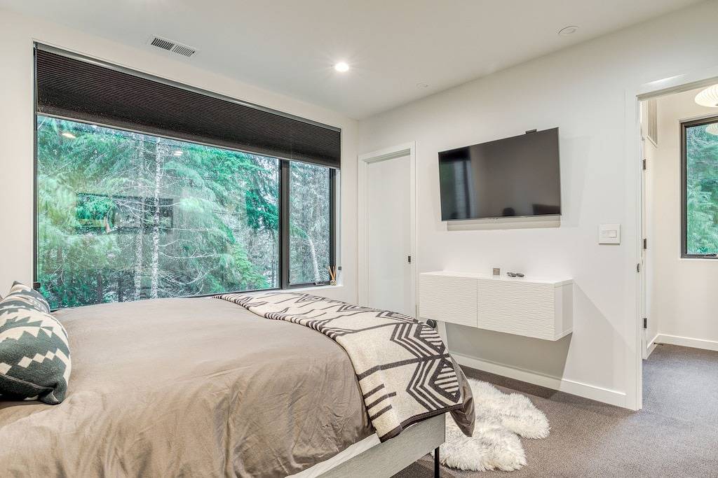 Sleek, Modern Home in Town with Forest Views, Fire Table, Wifi - Walk to Skiing in Government Camp, Mount Hood