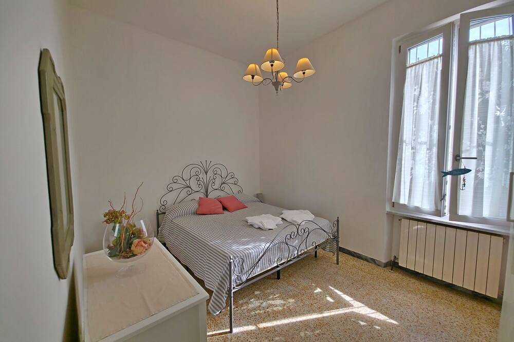 Ganze Wohnung, Strandnähe Ronchi: Ferienhaus mit Garten & Bici in Massa, Italienische Riviera