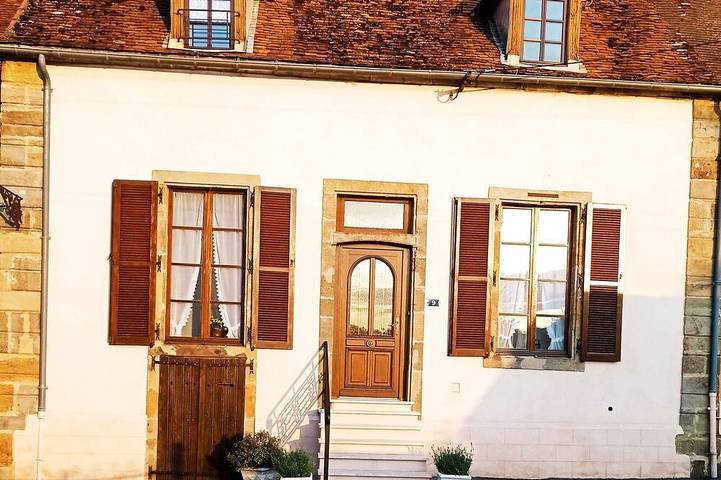 Location de vacances pour 8 personnes, avec terrasse et jardin à Arnay-le-Duc