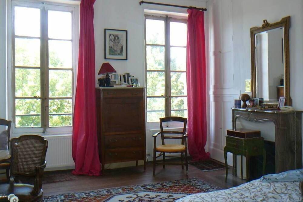 Grande maison ancienne de caractère sur le port, avec jardin, à 1h40 de Paris in Briare, Région de Montargis