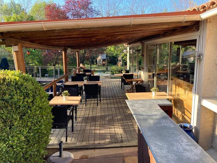 Camping pour 6 personnes, avec Terrasse ainsi que Jardin et Piscine