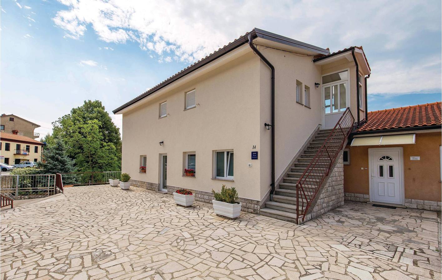 Ganze Ferienwohnung, Charmante 76 m² große Ferienwohnung mit Terrasse, WLAN und Parkplatz, in der Nähe von Kastav und der Küste in Općina Matulji, Opatija Riviera