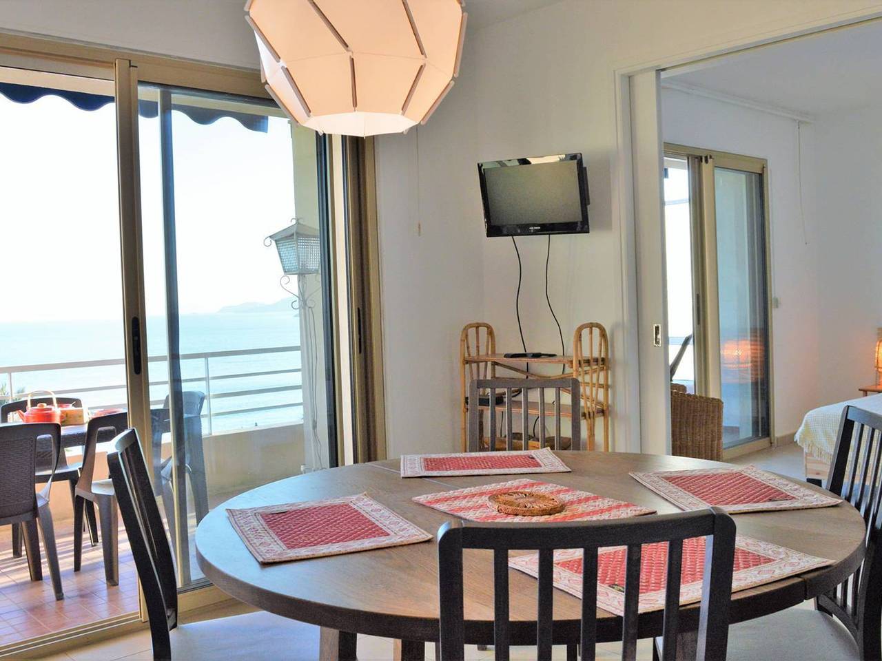 Ganze Wohnung, 2-Zimmer-Apt. mit Klimaanlage, Terrasse, Strand, 3 Betten in Le Lavandou, Toulon Region
