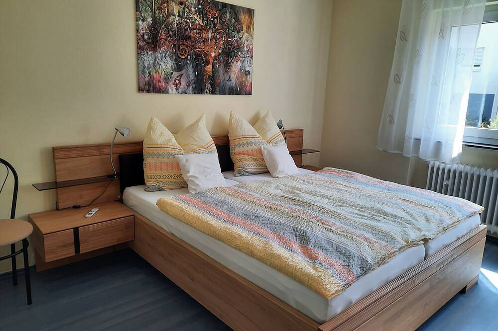 Ganze Wohnung, Schöne zentrumsnahe Ferienwohnung mit großer Terrasse in Bad Camberg in Bad Camberg, Landkreis Limburg-Weilburg