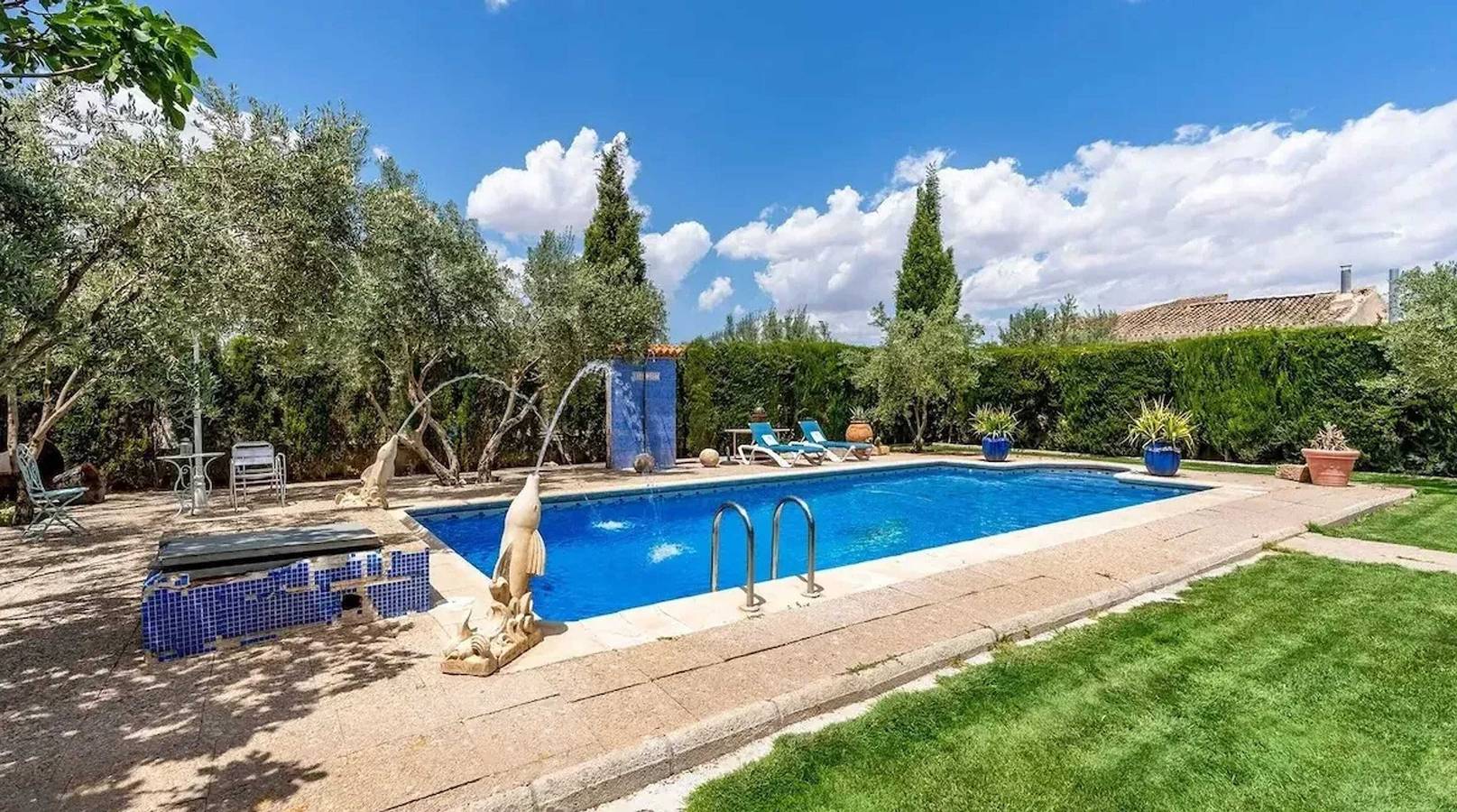 Villa espaciosa con vista a la montaña y piscina en Baza in Baza, Geoparque de Granada