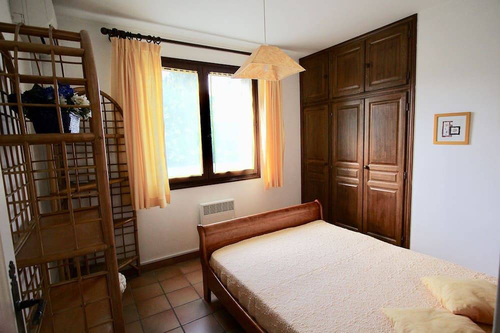 Air-Conditioned Villa With Heated Pool And Hot Tub in Aléria, Corte en omgeving