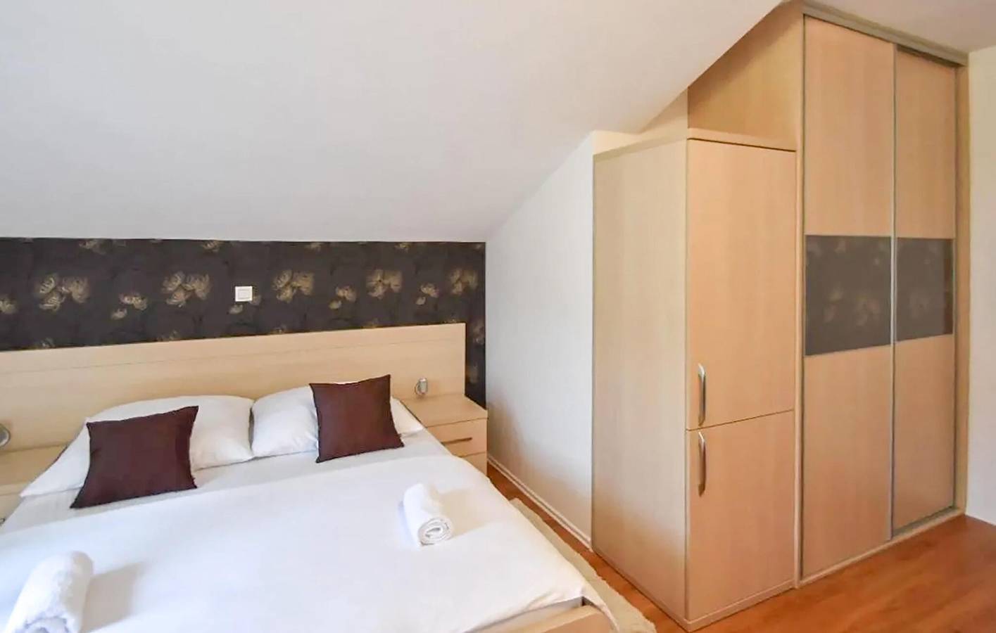 Ganze Ferienwohnung, Apartment mit Meerblick, Terrasse, Küche und Parkplatz in der Nähe des Strandes von Strobec in Stobrec, Split-Dalmatien