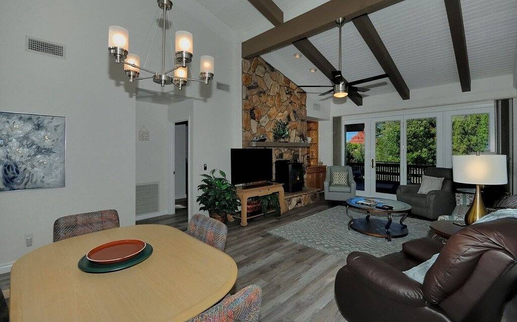 Golfer's Paradise on 7th Tee- \"Welcome, Canadians\" 1600 Sf Spacious Comfortable! in Oak Creek, Oak Creek Canyon