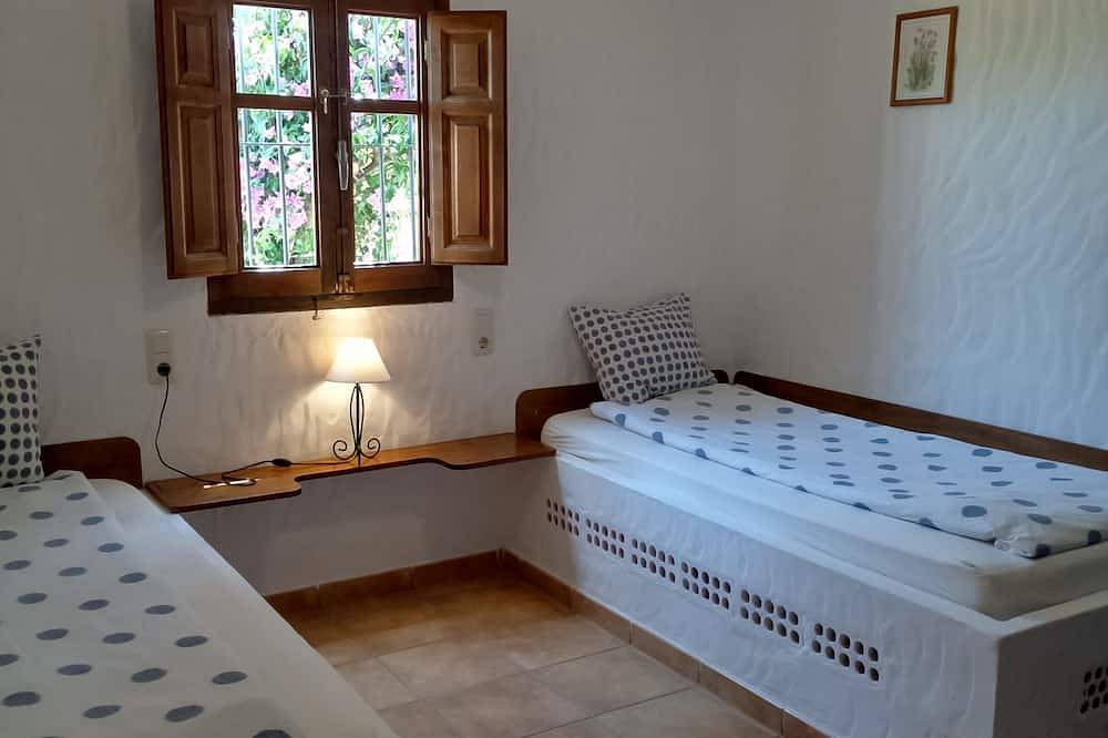Casa Celestina 63 m² con piscina, bicicleta, kayak, caja fuerte e internet Wifi. in Playa de Zahora, Barbate