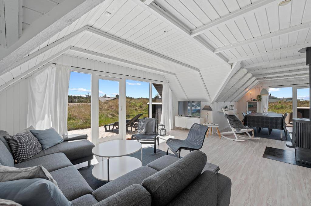 Modernes Ferienhaus mit Reetdach und Sauna in Søndervig, Holmsland Klit