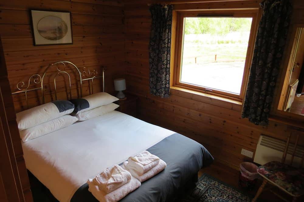 Pine Lodge Cosy Cabin With 2 Bedrooms. Open all year. 15 miles from Fort William in Highlands