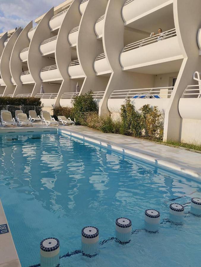 Appart’hôtel pour 4 personnes, avec Terrasse ainsi que Jardin et Piscine