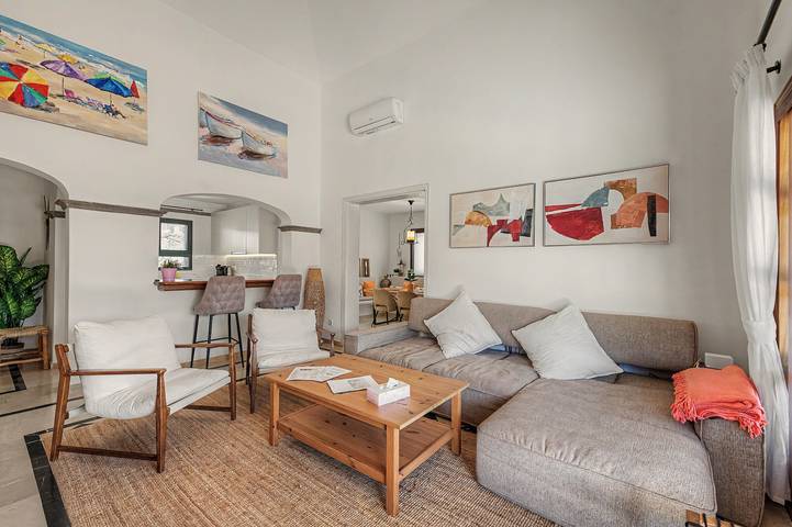 Vacation Villa 'Eire' with Mountain View, Wi-Fi and Air Conditioning in Montaña Roja, Yaiza