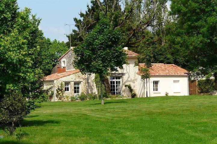 Gîte pour 6 personnes, avec jardin ainsi que jacuzzi et terrasse à Bourneau