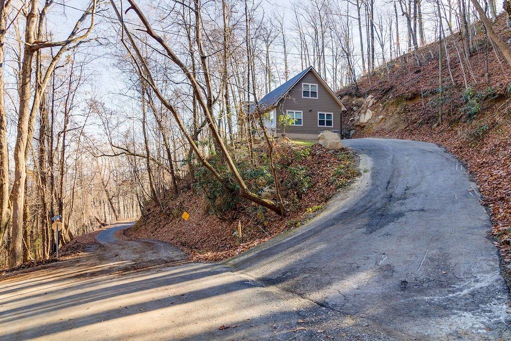 Beautiful Chalet in Gatlinburg with Seasonal Views 3 bedroom 2 bath! in Gatlinburg, Sevier County
