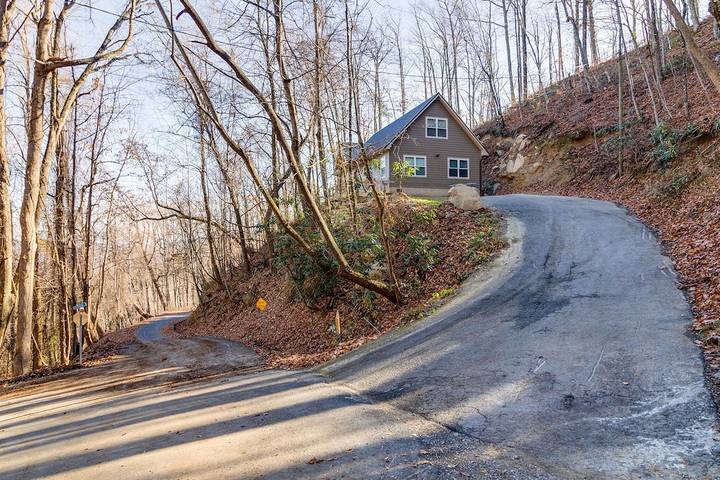 Chalet for 6 people, with hot tub and pool as well as yard in Gatlinburg