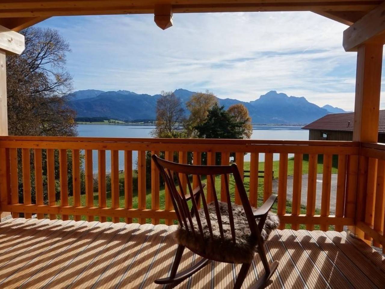 Landgut mit Blick auf das Wasser in Rieden, Bayerisch Schwaben