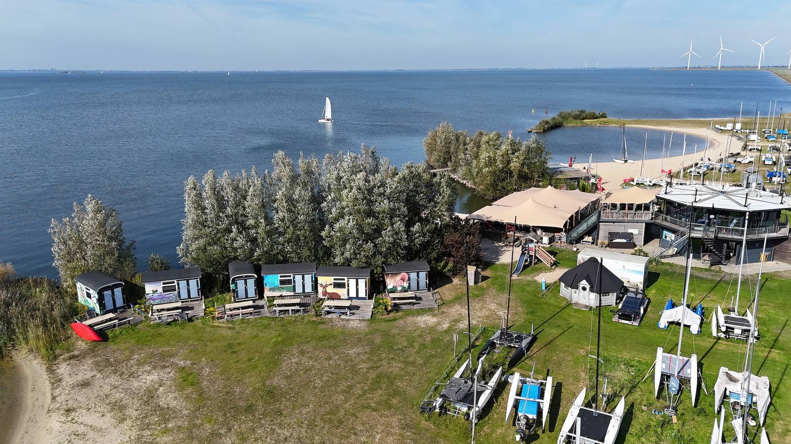 Marina Parcs — Tiny wagon 2 persoons (Nr 1-6) met stapelbed in Nederlandse kust