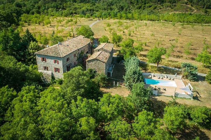 Gîte pour 6 personnes, avec Jardin et Piscine à Meyrannes