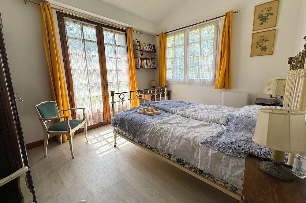 Maison de Plein Pied, Dans un Jardin Arboré, au Calme, en Plein Centre-ville in Luçon, Fontenay-le-Comte