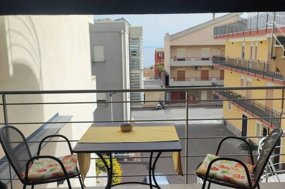 Entire apartment, The station: two-room apartment 150mt from the sea in Santa Teresa di Riva, Messina Province
