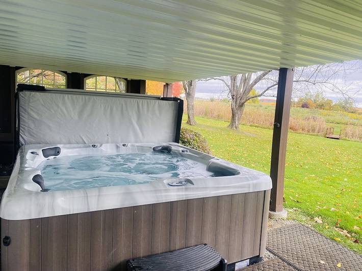 Vacation rental for 16 people, with yard and hot tub in Keuka Lake