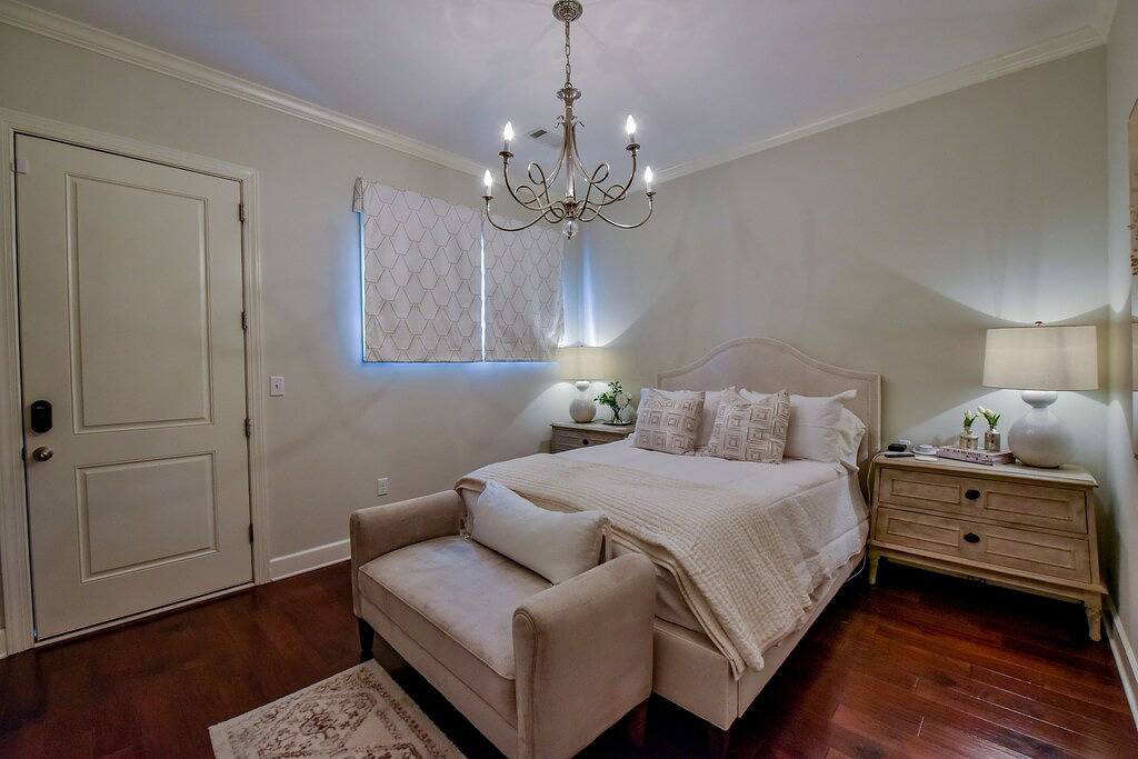 Bama Getaway - Walk to Downtown & Campus! Luxurious and cozy furnishings! in Tuscaloosa, Tuscaloosa County