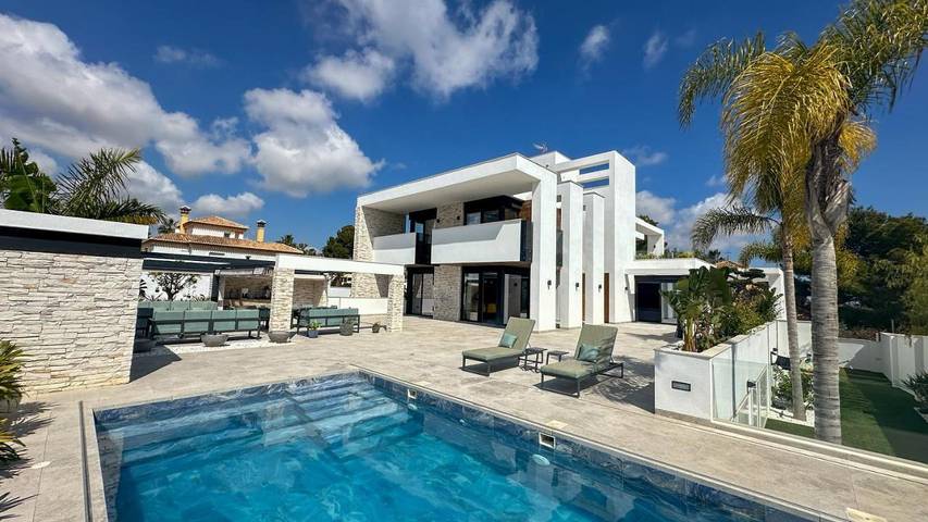 Villa for 10 people, with Balcony and Hot tub as well as Terrace and Pool in La Zenia