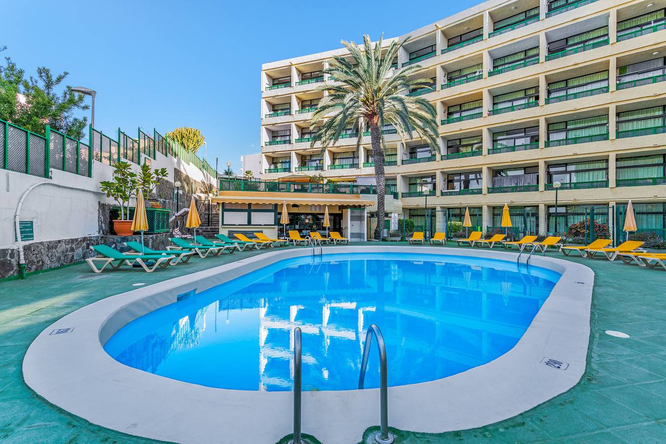 Hel lägenhet, Holiday Apartment 'Apartamento Playa Sol Dunas' with Shared Pool, Balcony & Wi-Fi in Maspalomas, San Bartolomé de Tirajana