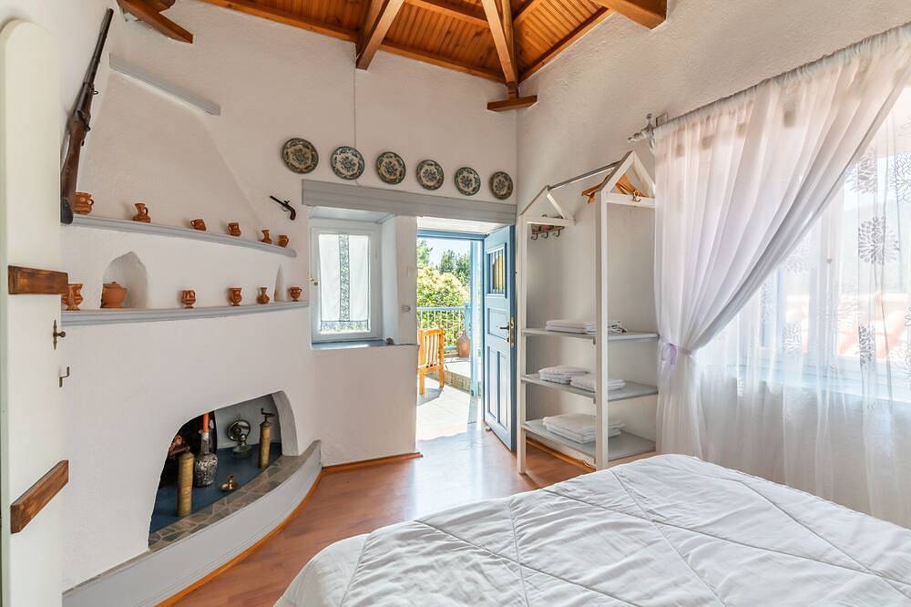 Charming cottage with pool in private land, in the coyntry in Sporaden