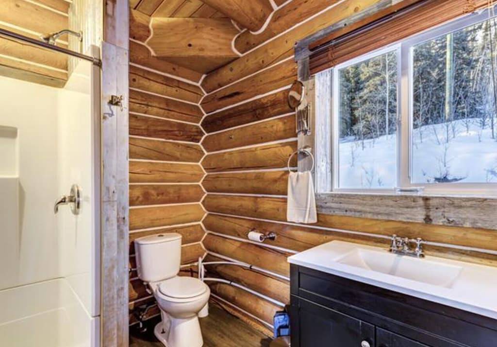 Log Cabin with Amazing Mountain & Lake Views (Pet Friendly) in Yukon