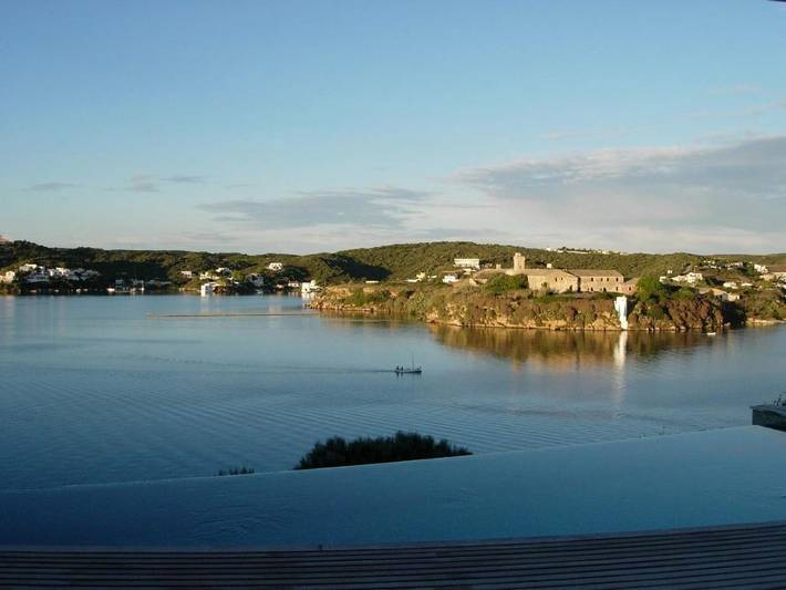 Location de vacances pour 8 personnes, avec vue ainsi que jardin et piscine à Es Castell - 2