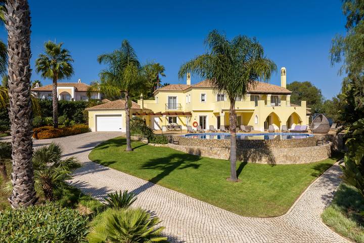Villa für 10 Personen, mit Balkon und Terrasse sowie Garten