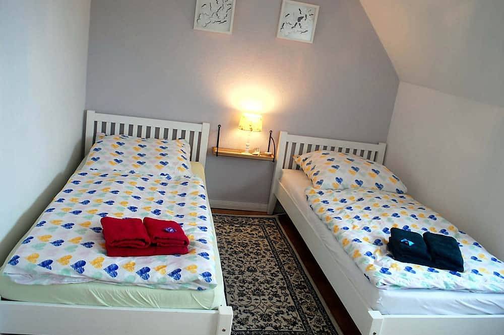 Ganze Wohnung, 70 qm für bis zu 4 Personen in Dannewerk Schleswig-Holstein. Pkw-Stellplatz und Abstellraum für Räder E-Bikes, Waschmaschine, Vollbad mit Badewanne, Kinderhochstuhl und Kinderreisebett stehen zur Verfügung Bettzeug für das Reisebett bitte sel... in Dannewerk, Schleswig & Umgebung