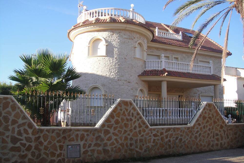 Große Villa mit privatem Pool 50 Meter vom Strand entfernt in Playa Cala Bosque (Orihuela), Orihuela
