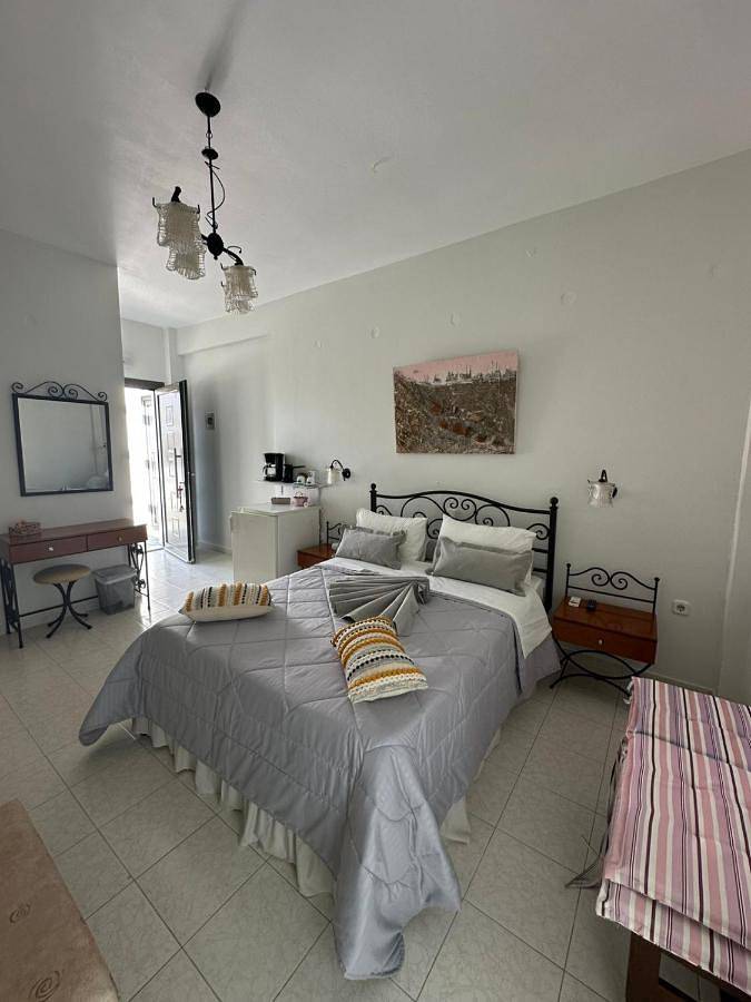 Sardis Rooms in Kímolos