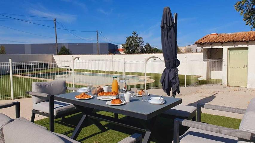 Location de vacances pour 8 personnes, avec piscine et jardin à Aimargues - 2
