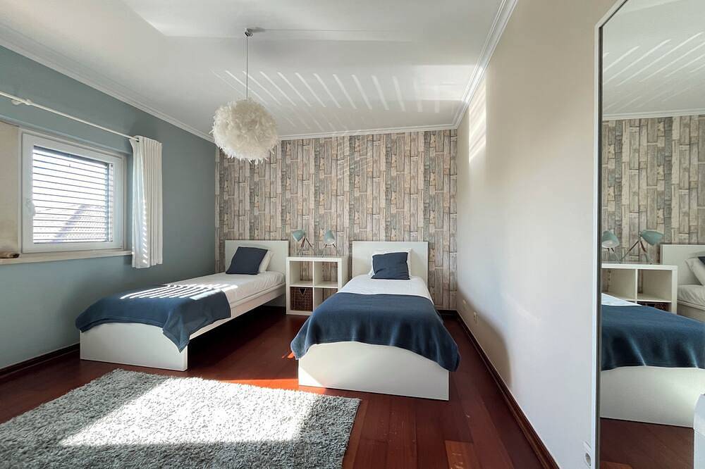 Spacious villa with garden and barbecue, near Serra de Sintra, beach and Cascais in Alcabideche, Costa de Lisboa